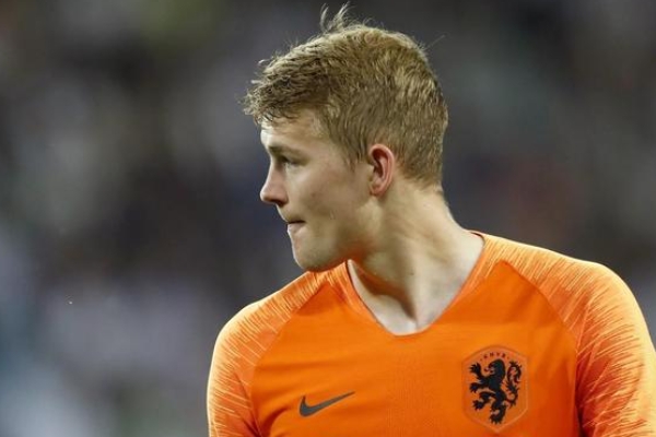 德弗里踢什么位置？