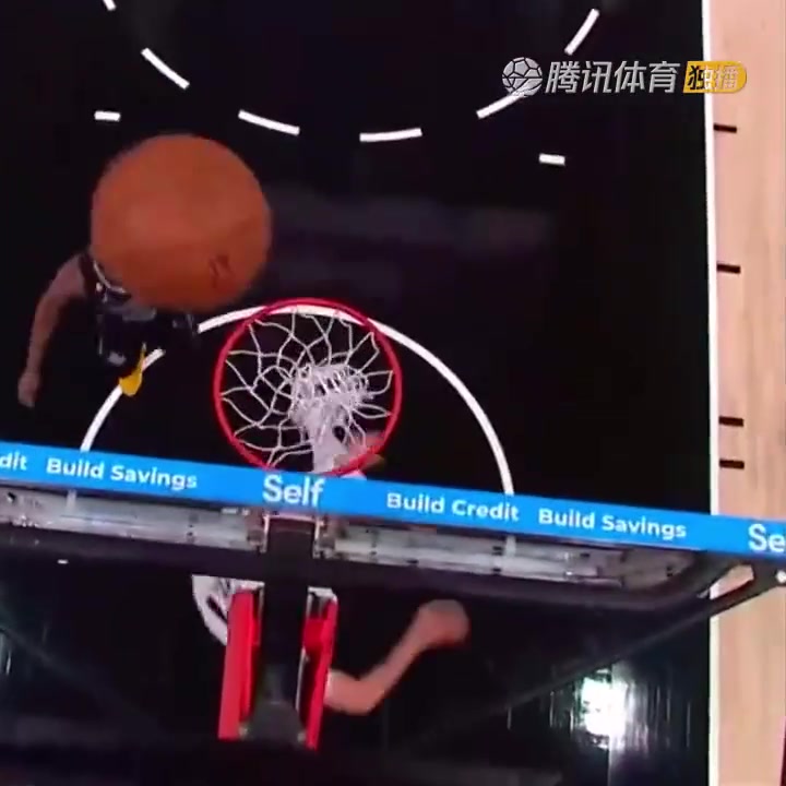 罕見(jiàn)一幕！努爾基奇拋投 球神奇停在籃板上沿 看呆凱爾登?。ㄅ瑺柣婕\）