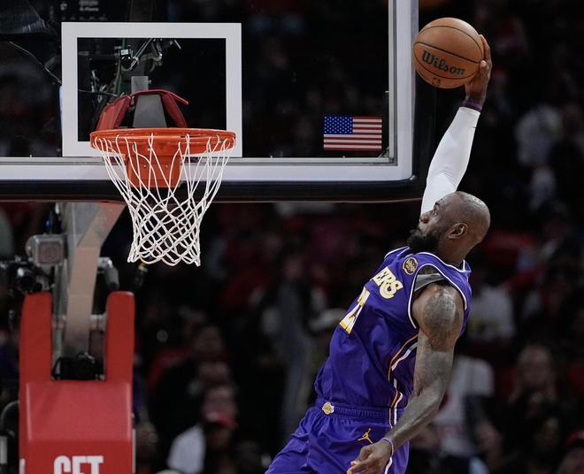 杜蘭特：詹姆斯能再打個(gè)四五年，他是一個(gè)劃時(shí)代的運(yùn)動(dòng)員