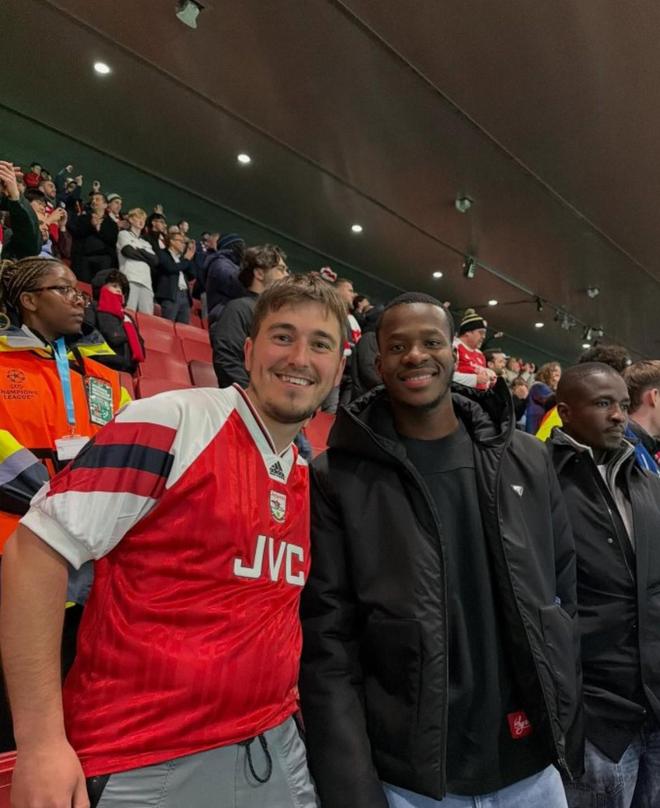 布倫特福德前鋒瓦塔拉現(xiàn)身酋長球場，見證了槍手擊敗勒沃庫森