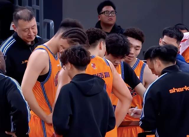 7人上雙造40分慘案！上海主場(chǎng)火力全開(kāi)，魚(yú)腩28連敗平歷史最長(zhǎng)