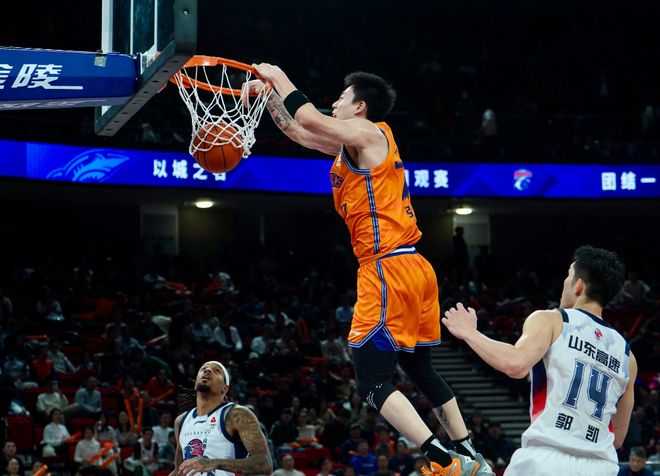 CBA排名亂瞭！上海重返第一，趙睿轟34分?jǐn)貧⑦|寧，廣東再遭爆冷