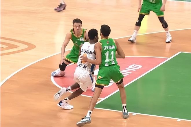 三大後衛(wèi)齊發(fā)揮，繼偉雙拳難敵四手，烏戈正式表態(tài)