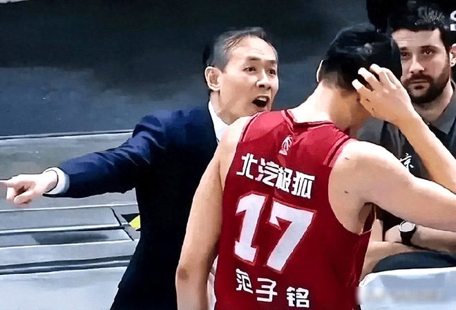 連續(xù)被棄用！北京隊膿包找到瞭，許利民親手割掉，球迷：大快人心