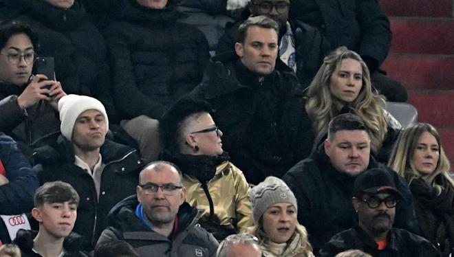 心系拜仁，諾伊爾和基米希攜家眷在安聯(lián)球場(chǎng)的看臺(tái)上觀看比賽