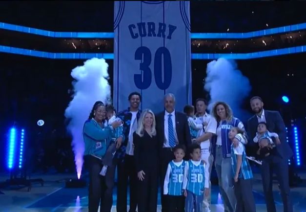 恭喜！黃蜂退役戴爾-庫裡30號球衣 庫裡全傢到場見證父親榮耀