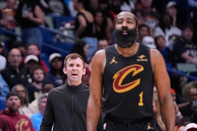 哈登20+6+10末節(jié)13分！騎士15分逆轉(zhuǎn)雙殺鵜鶘 米切爾27分