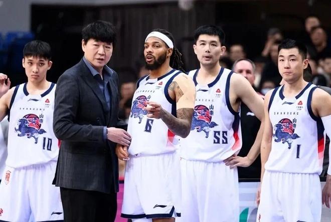 山東男籃突遭打擊，隊(duì)內(nèi)得分王手指骨裂傷缺四周，四強(qiáng)位置不保！