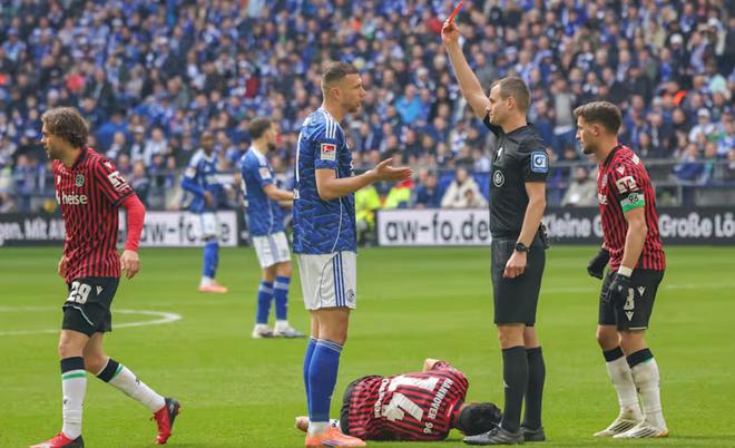 德足協(xié)官方：哲科因實施粗暴犯規(guī)被禁賽兩場；沙爾克已上訴