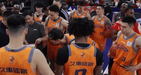 CBA一夜三重奏！上海9連勝碾壓四川，趙睿34分帶隊(duì)掀翻遼寧