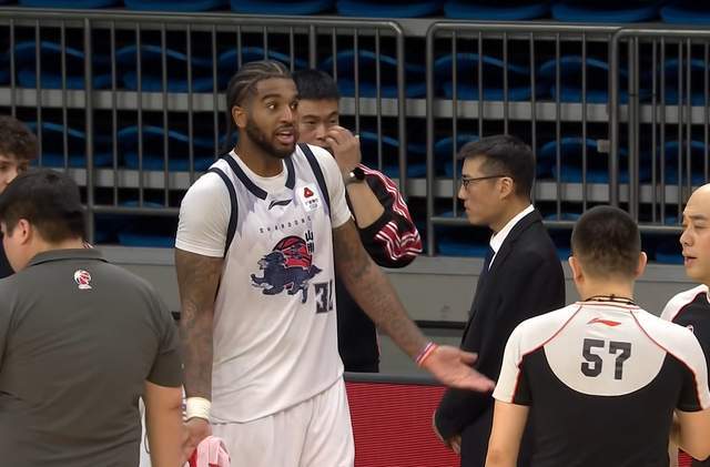 重磅噩夢(mèng)！CBA傳統(tǒng)勁旅核心骨裂，傷休3-4周，前4名恐怕保不住瞭