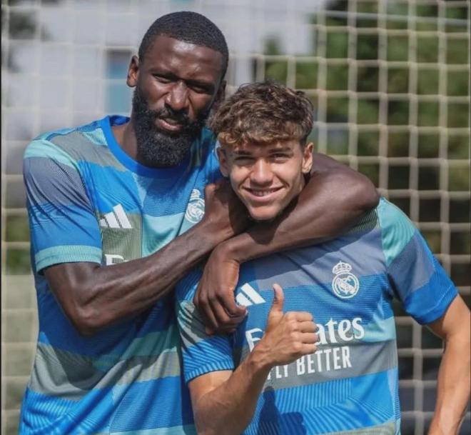 TA：曼聯(lián)接近續(xù)約梅努和馬奎爾！斯洛特確認(rèn)利物浦神鋒接近復(fù)出！