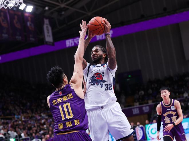 山東男籃核心外援因傷缺席三周，季後賽沖刺之路蒙上陰影