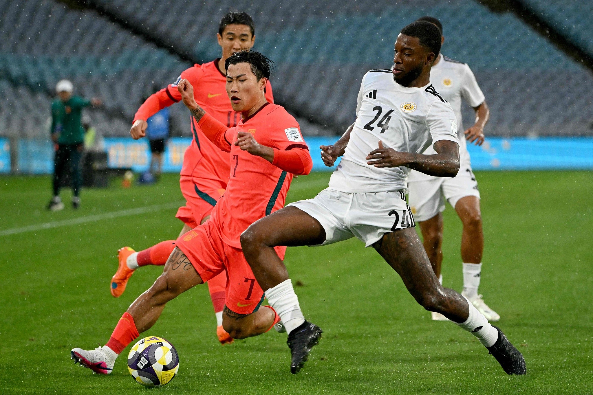 韋世豪左腳勁射得分，打進(jìn)邵佳一國足正式比賽首球