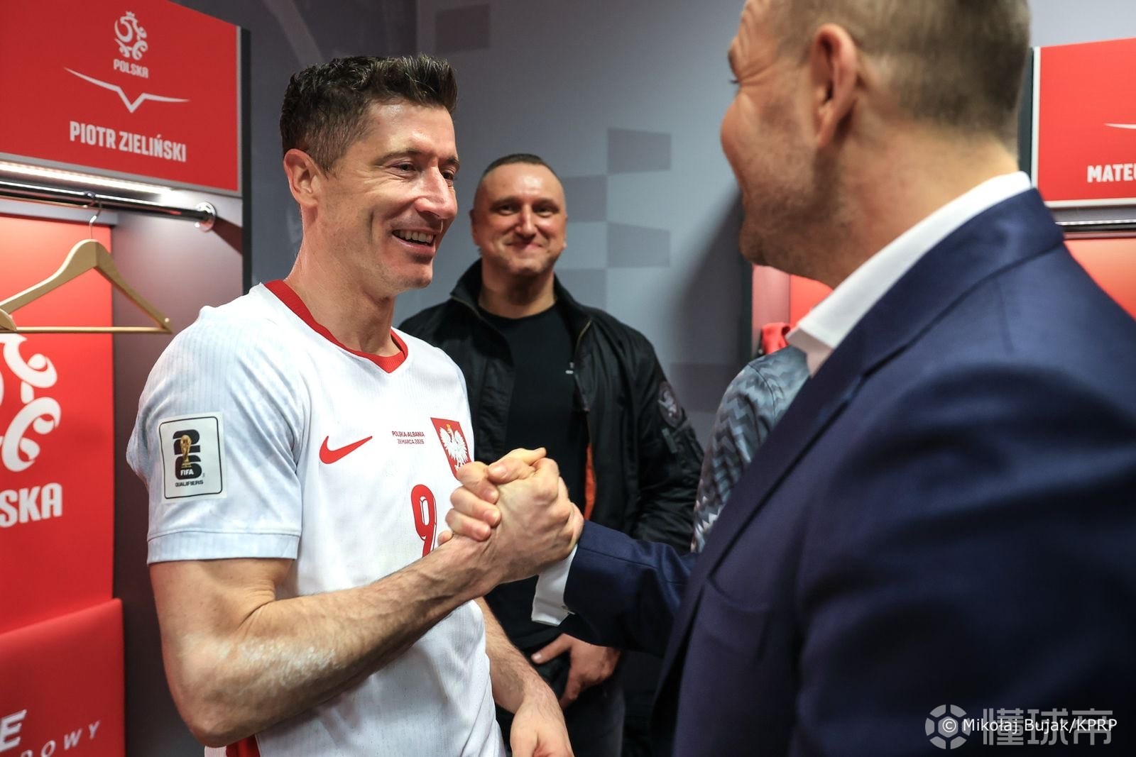 重視，波蘭總統(tǒng)觀戰(zhàn)世歐預(yù)附加賽并在賽后進(jìn)入更衣室與萊萬等人互動