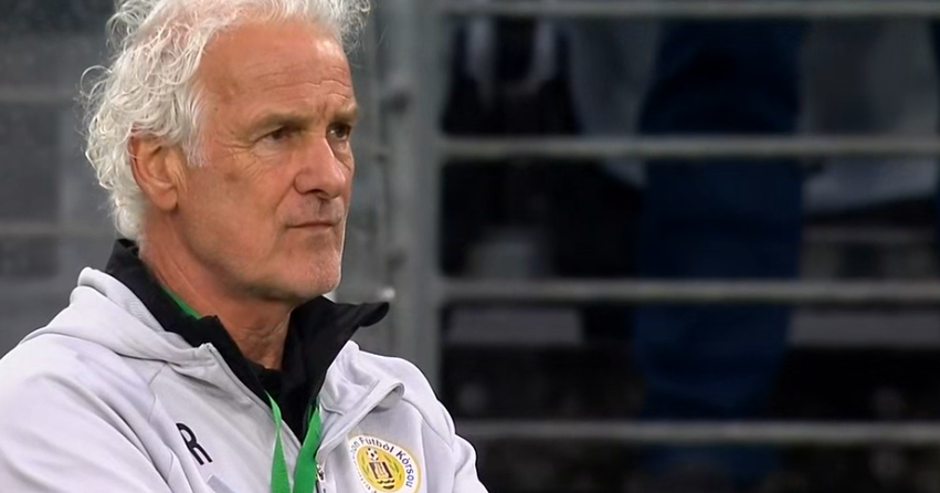 國足罕見一幕！把對手打著急，韋世豪遭肘擊，庫拉索老帥臉色鐵青