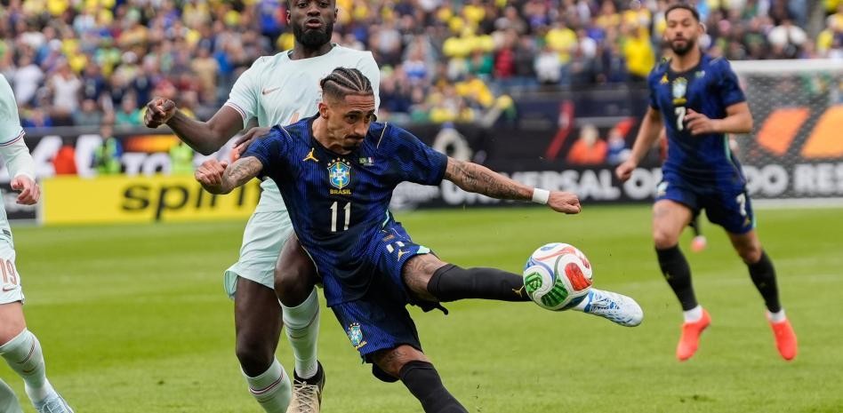 世體：巴薩與巴西隊(duì)隊(duì)醫(yī)進(jìn)行了溝通，拉菲尼亞可能存在傷病