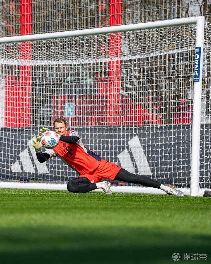 拜仁官方：諾伊爾和阿方索今日在訓(xùn)練中心繼續(xù)進(jìn)行單獨(dú)訓(xùn)練