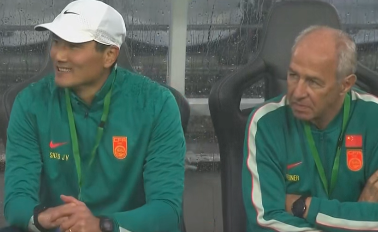 國足半場壓哨絕殺！媒體人熱議：邵佳一帶來進(jìn)步，敢用身體敢對抗