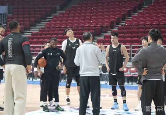 媒體人：雷蒙因傷休息一周，曾凡博膝傷還在恢復(fù)近期都不會打