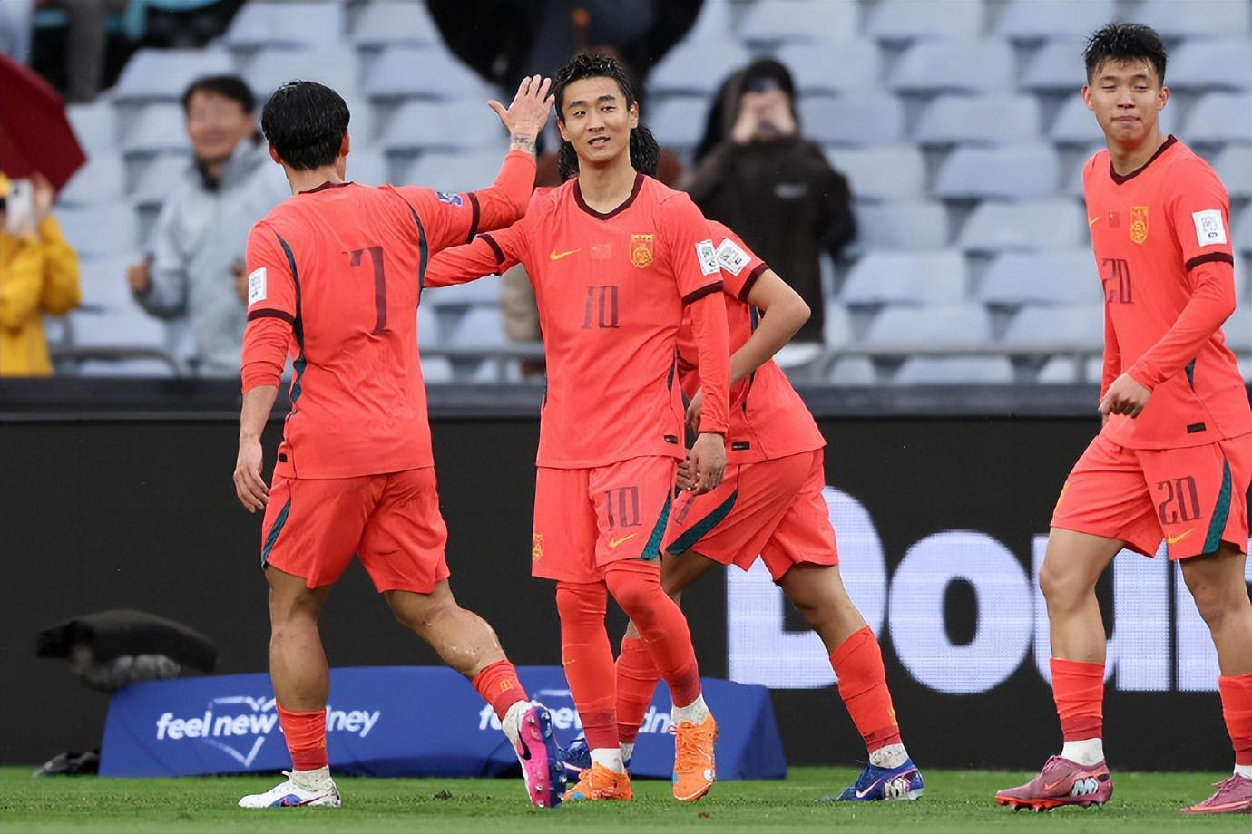 國足2-0贏球，最該記功的卻不是張玉寧韋世豪？有一人不該被忽視