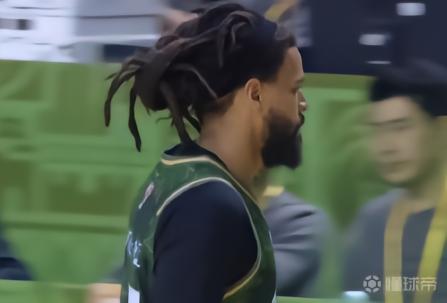 首秀未能拿分，J.Cole出場8分鐘5投0中得到1板1助攻，正負(fù)值-1