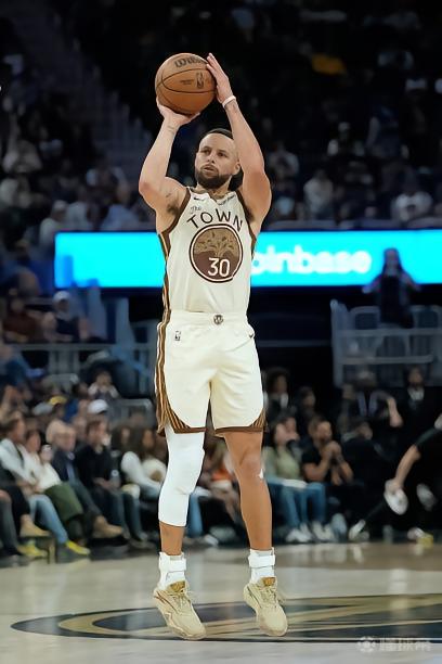 官方：庫里因傷病管理缺席今日對陣湖人比賽