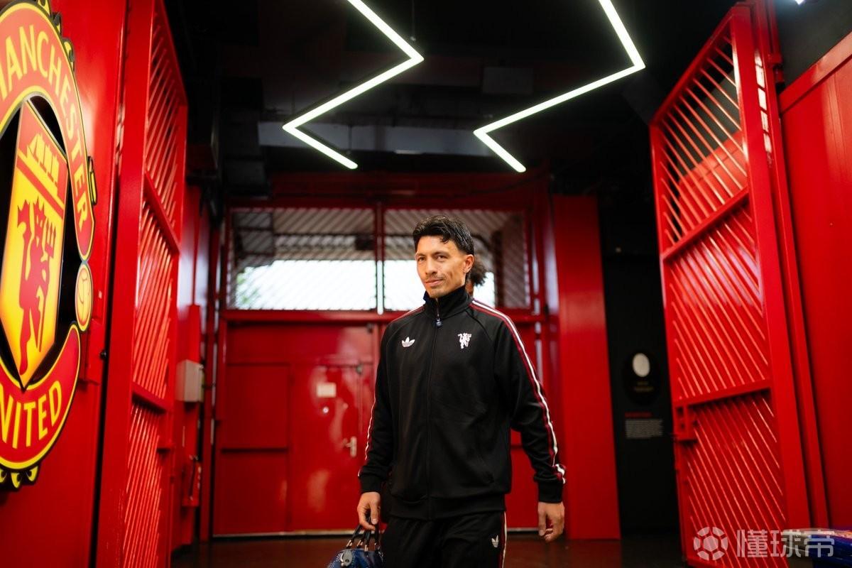 對(duì)比上一場(chǎng)曼聯(lián)首發(fā)換4人：烏加特、謝什科、利馬、馬茲拉維