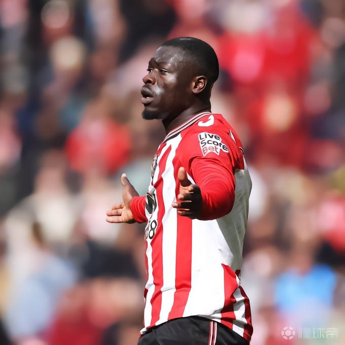 布羅貝伊疑似肘擊逃紅牌，熱刺球迷：如果是羅梅羅就被罰下了