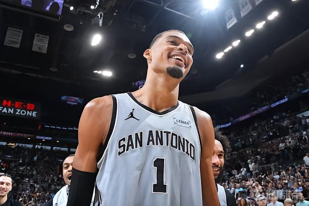 文班亞馬常規(guī)賽數(shù)據(jù)：場(chǎng)均25分11.5籃板3.1蓋帽，蟬聯(lián)蓋帽王