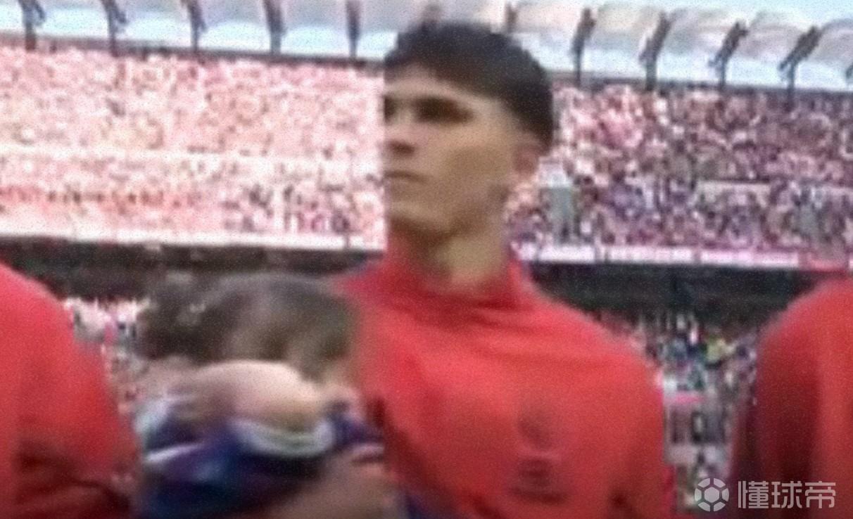 米蘭小球童賽前被圣西羅狂熱氛圍所震撼，巴爾泰薩吉暖心安慰
