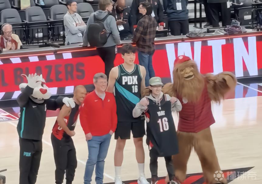 半世紀(jì)熱愛(ài)，楊瀚森送球衣給一位從1971年起支持球隊(duì)的老球迷