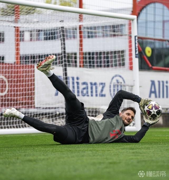 拜仁官方：烏爾賴希今天恢復(fù)了有球訓(xùn)練