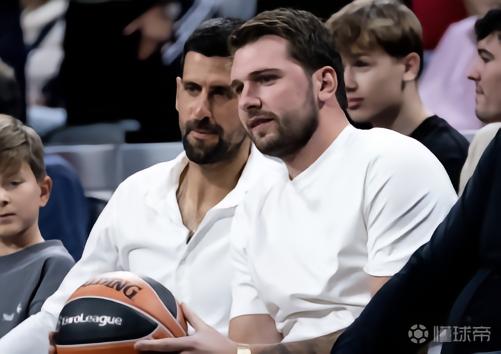 德約和東契奇現(xiàn)場(chǎng)觀戰(zhàn)皇馬男籃歐冠比賽，兩人均獲贈(zèng)皇馬球衣