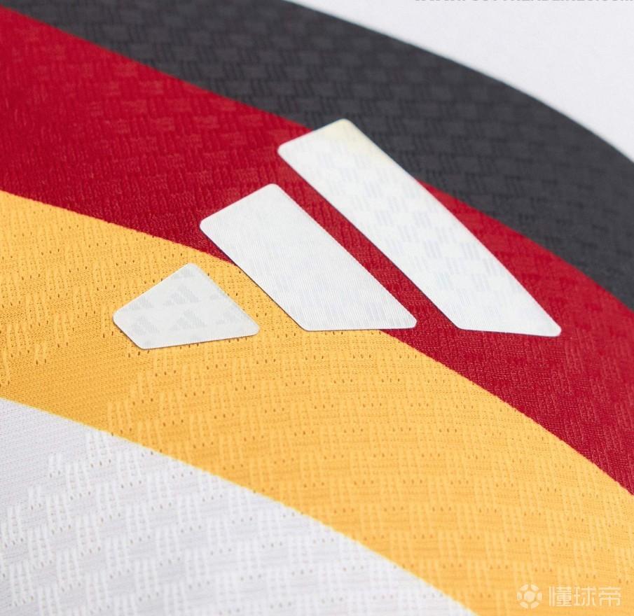 阿迪世界杯球衣將三道杠條紋融入球衣圖案，可能違反FIFA規(guī)則