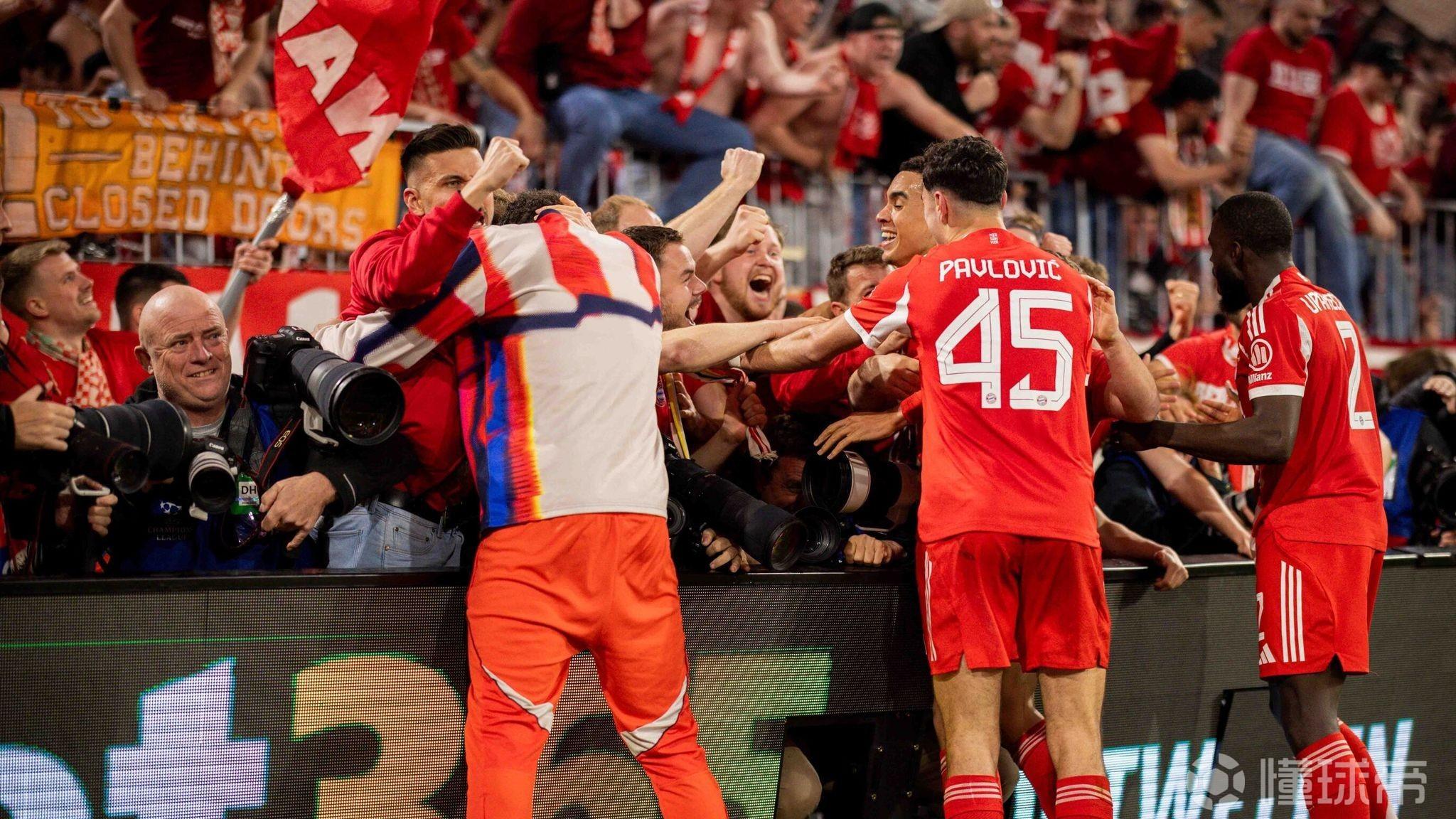 德天空：歐足聯(lián)將調(diào)查球迷沖場(chǎng)致攝影師受傷事件，拜仁可能受罰