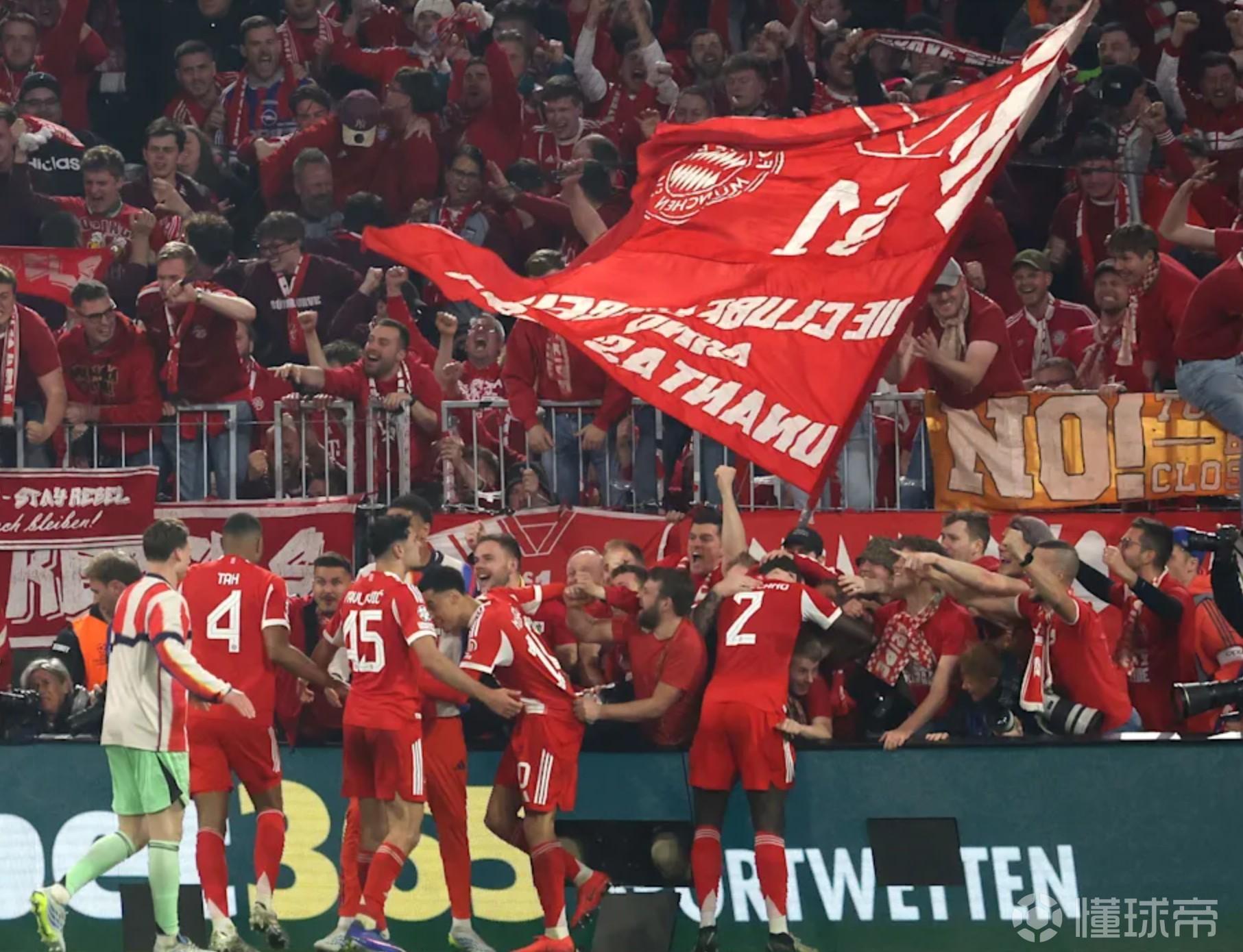 拜仁球迷沖場(chǎng)慶祝導(dǎo)致兩名攝影師受傷，警方已經(jīng)介入調(diào)查