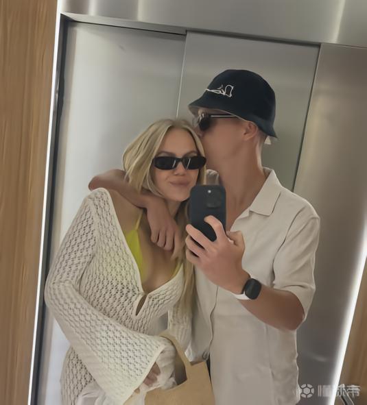 放松心情，奧爾莫曬與女友游玩照片