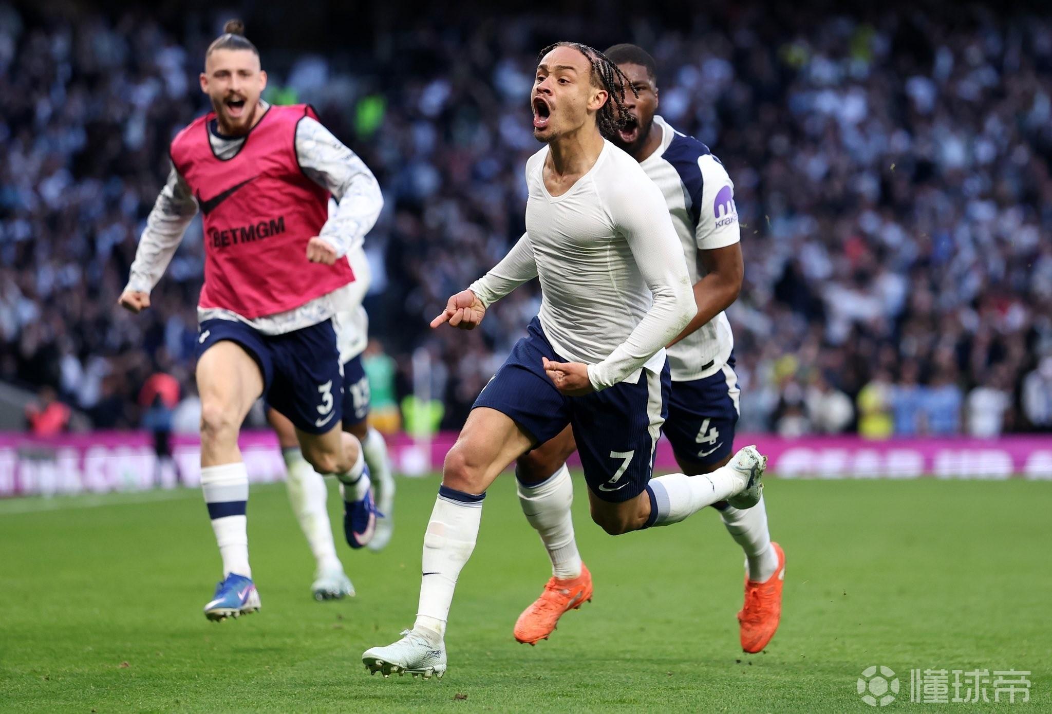 這劇情我見過好幾次，西蒙斯進(jìn)球脫衣慶祝后熱刺被布萊頓絕平