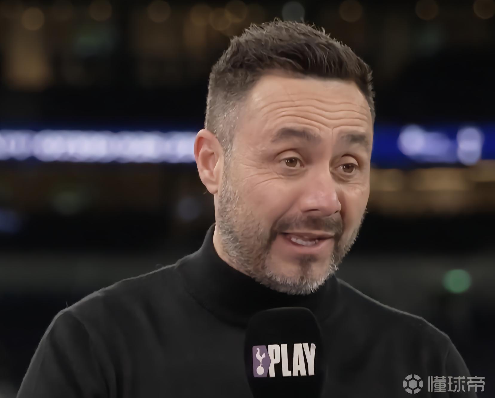 德澤爾比：西蒙斯很幸運(yùn)能和我共事，因?yàn)槲以哌^10號(hào)位