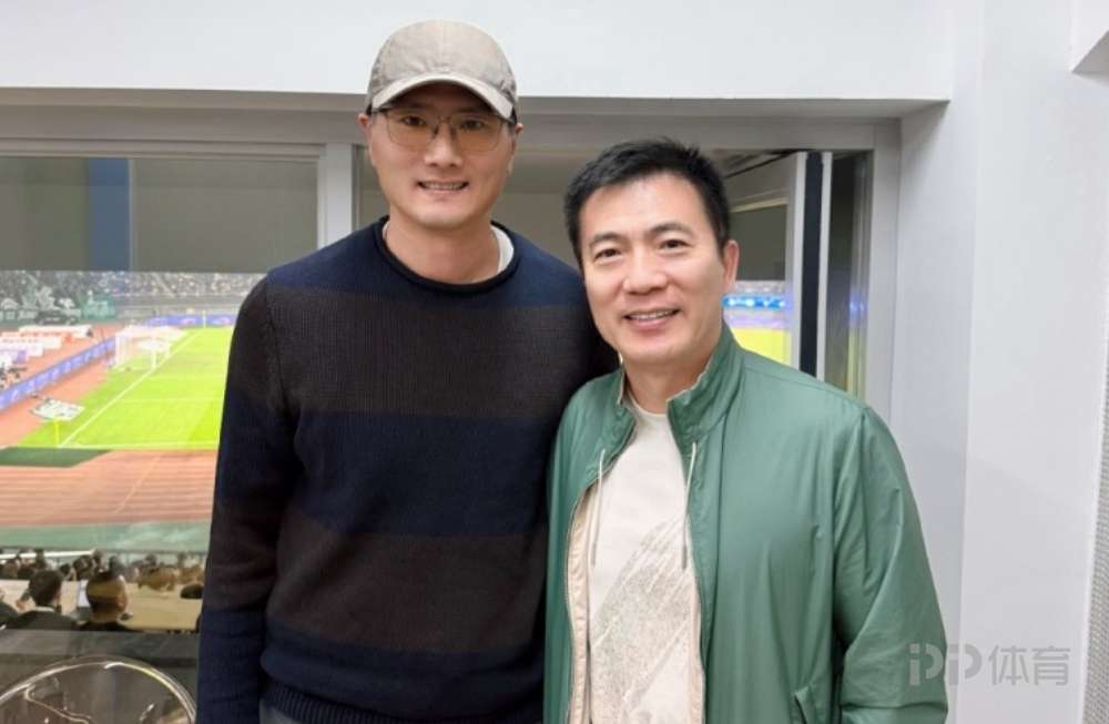 黃健翔曬與邵佳一合影：佳一每到周末就四處奔波看聯(lián)賽考察隊員